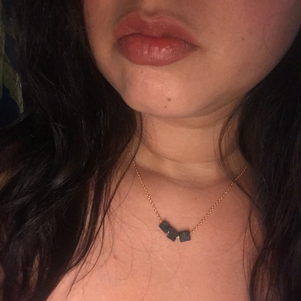 ✨ LAVA ROCK ESSENTIAL OIL DIFFUSER NECKLACE ✨ - Picture 2 of 5